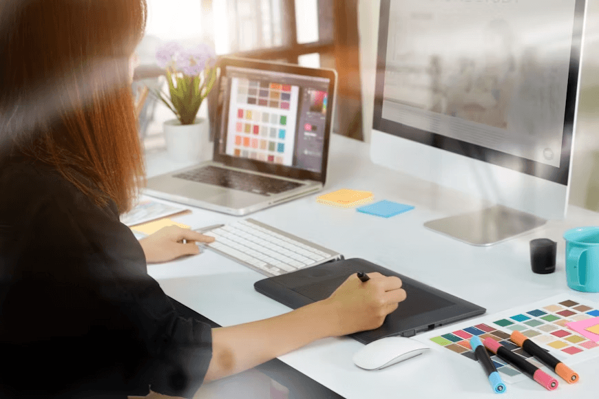 Espace de travail d'une designer graphique